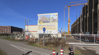 908834 Gezicht op de bouw van de Hof van Leeuwesteyn, met 94 huurappartementen en 17 eengezinswoningen ('met een ...